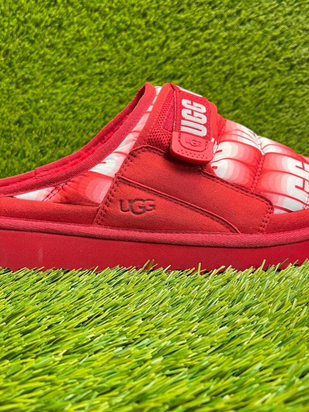 UGG Scuff Graphic Band Mens Size 9 Red Casual‎ Classic Slip On Slippers Shoes